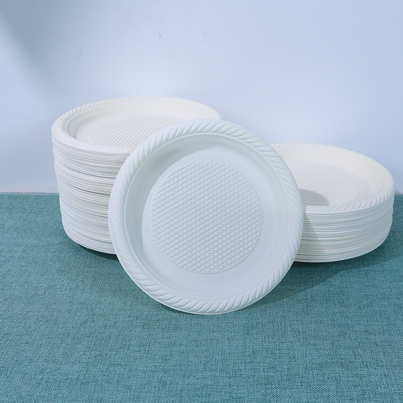 Platos blancos ecológicos y biodegradables apilados