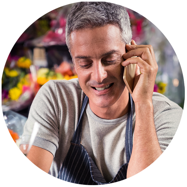 Cliente realizando un pedido por teléfono a Búnker Importaciones